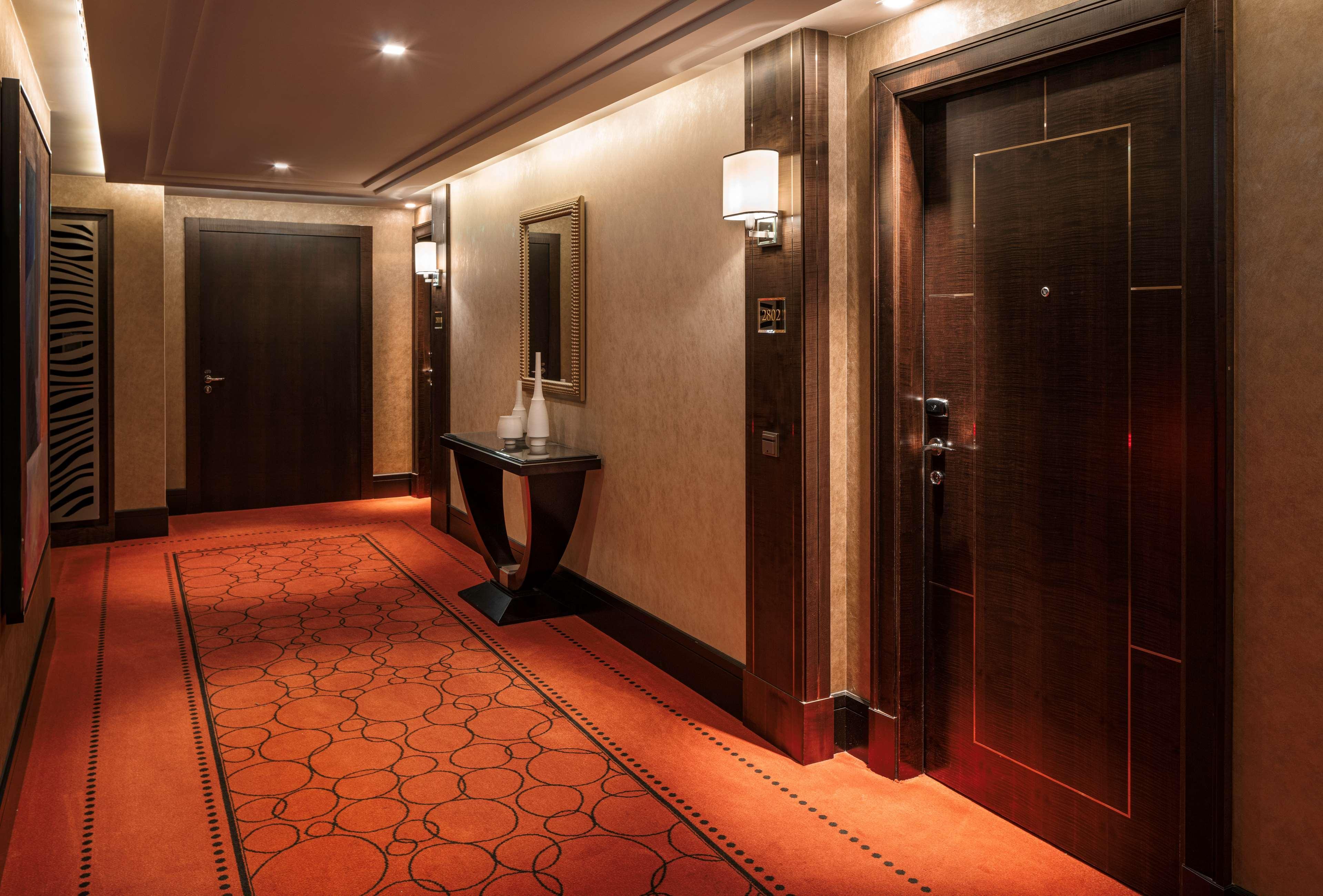 วอลดอร์ฟ แอสทอเรีย โฮเต็ล Hotel เบอร์ลิน ภายนอก รูปภาพ